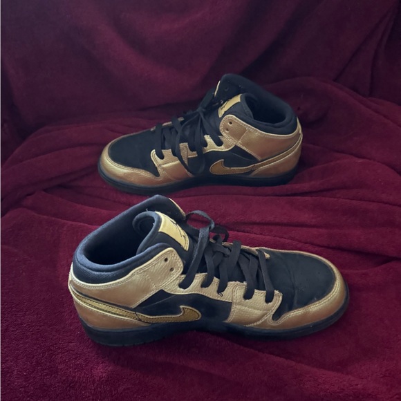 Nike Air Kids Black and Gold Sneakers - Picture 3 of 8